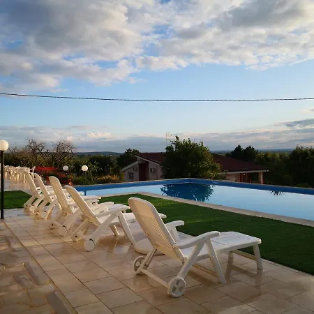 Alojamento de Acomodação e Pequeno-almoço Lena